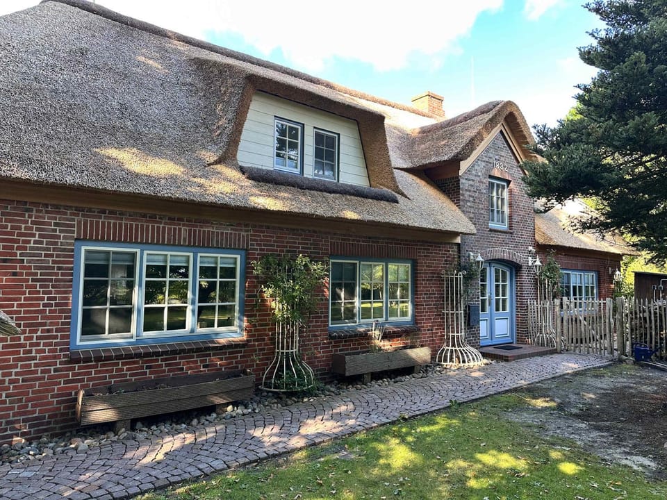 Property building, Day, Garden, Garden view