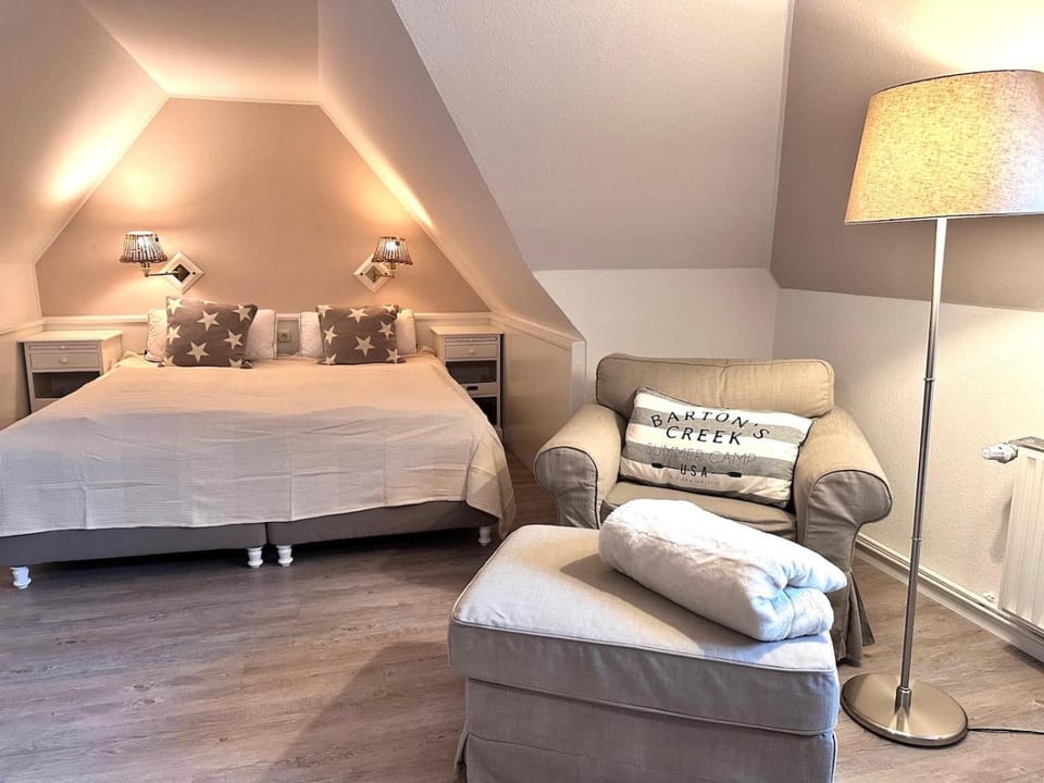 Bed, Living room, Photo of the whole room, Seating area, Bedroom