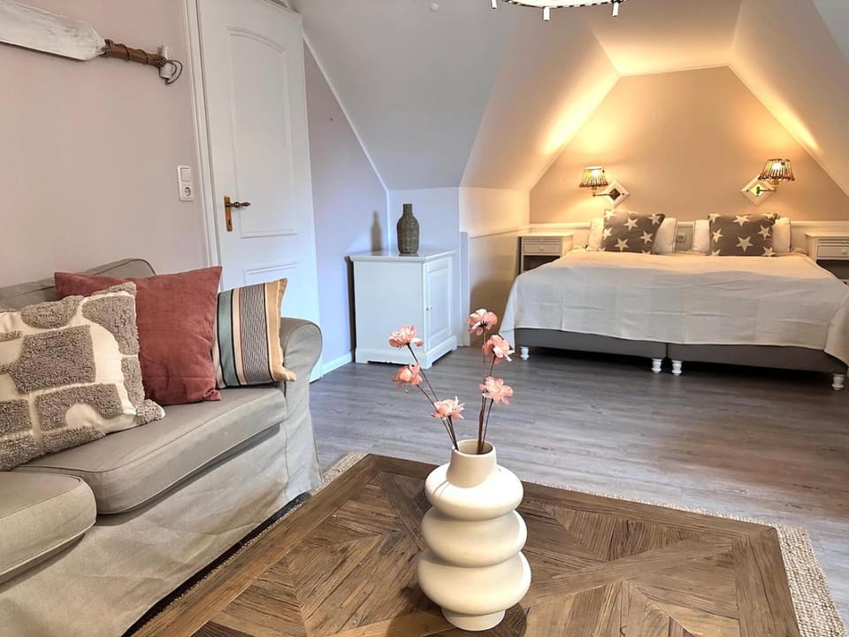 Bed, Living room, Photo of the whole room, Seating area, Bedroom