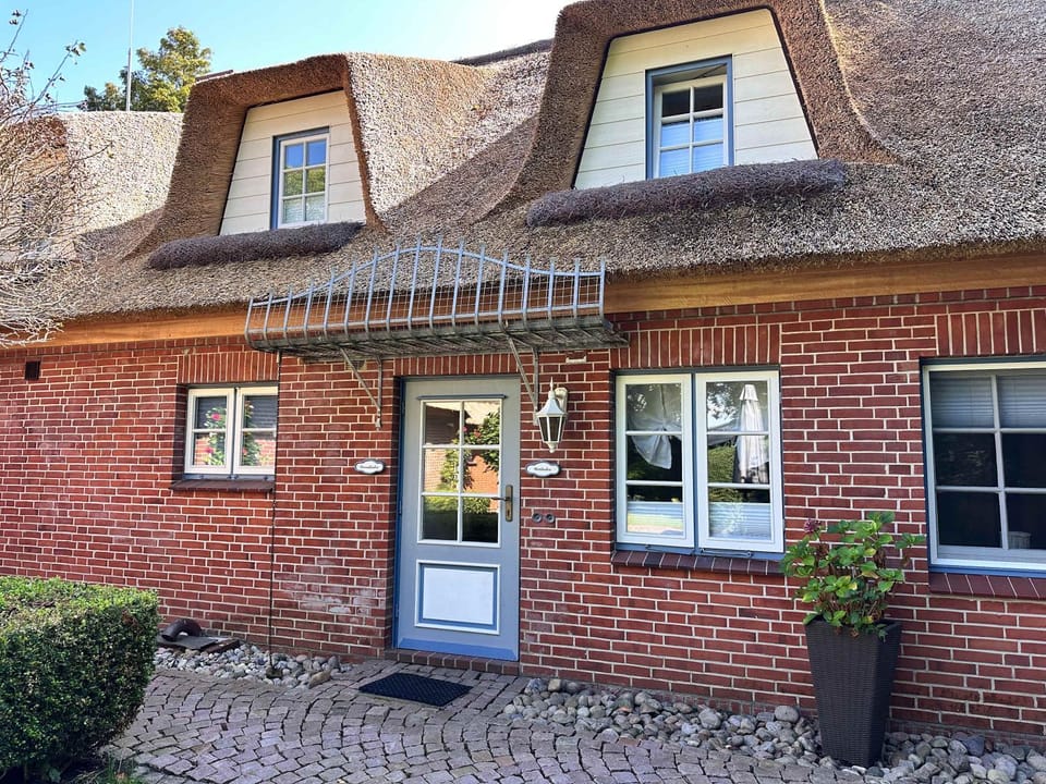 Property building, Facade/entrance, Day