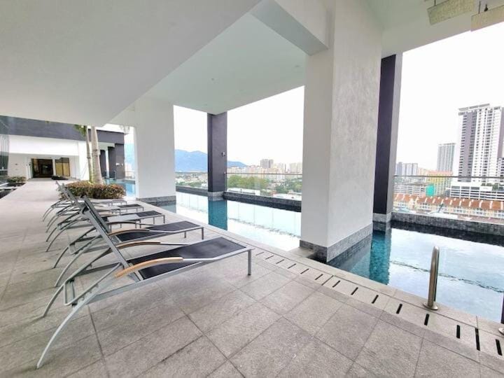relax familystay Urban suites 3BR-10pax b30 Apartment in George Town