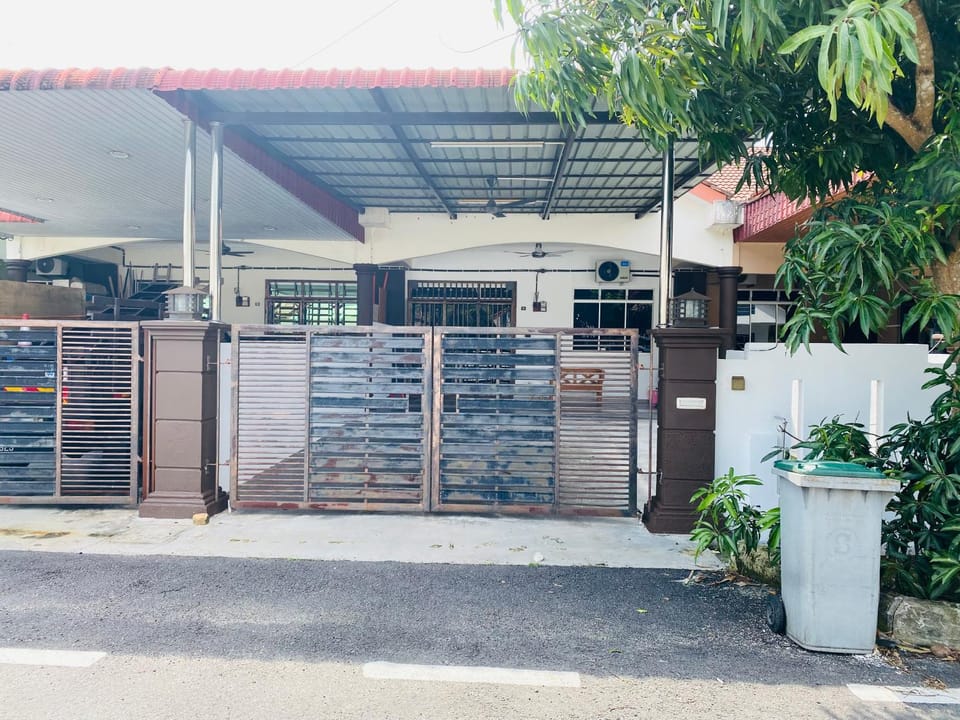 Property building, Facade/entrance, Day