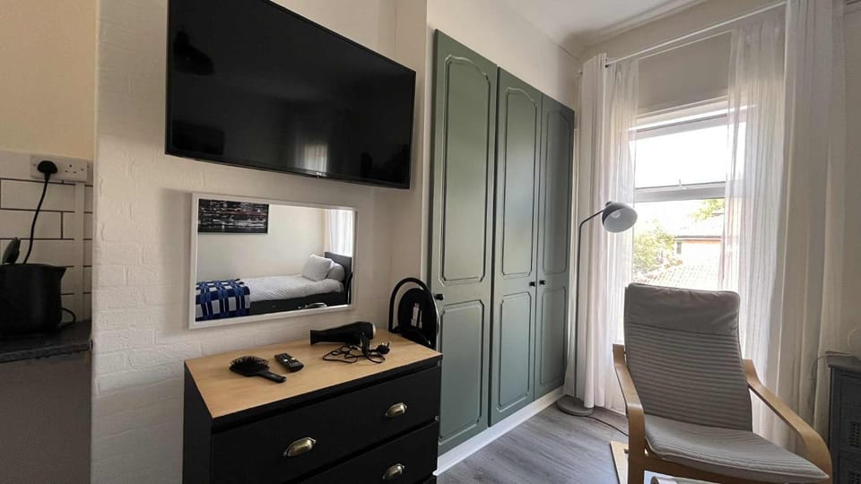 Self-contained Room within shared home Bed and Breakfast in Stretford