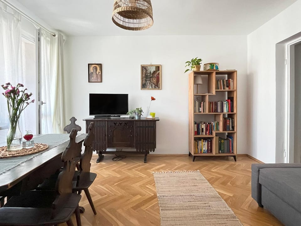 TV and multimedia, Living room, Seating area, Evening entertainment