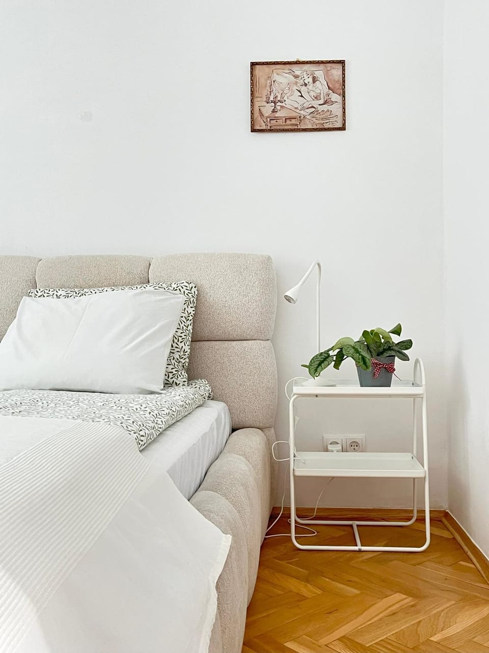 Bed, Photo of the whole room, Seating area, Bedroom