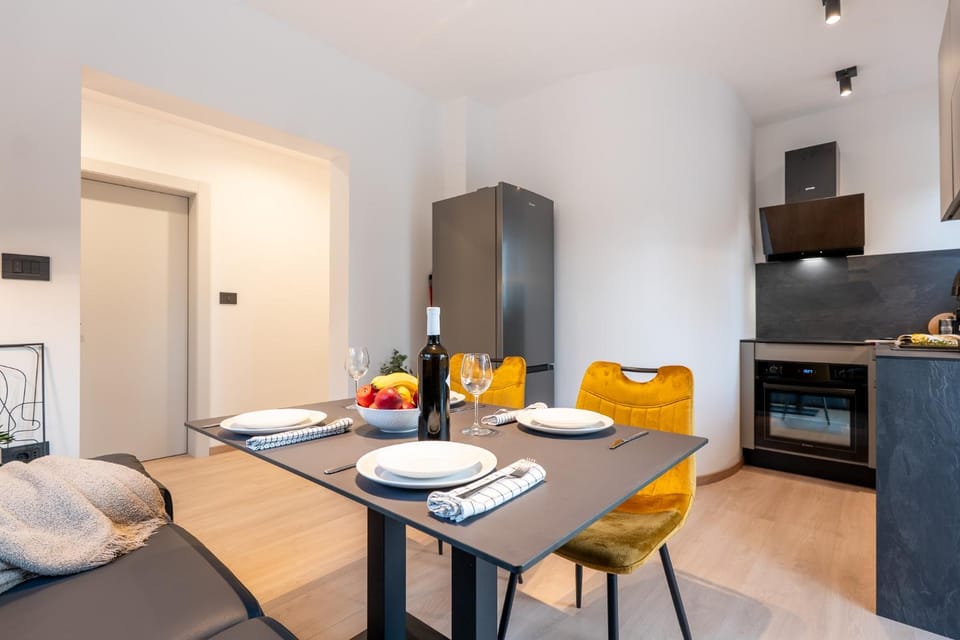 Kitchen or kitchenette, Living room, Seating area, Dining area, oven, stove