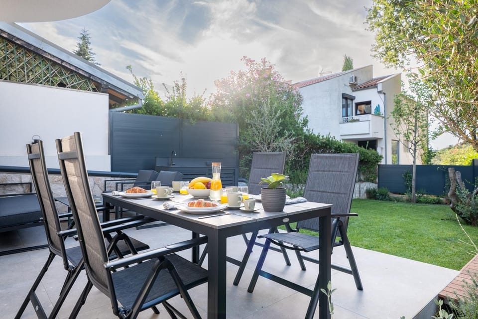 Patio, Day, Garden, Balcony/Terrace, Seating area, Garden view