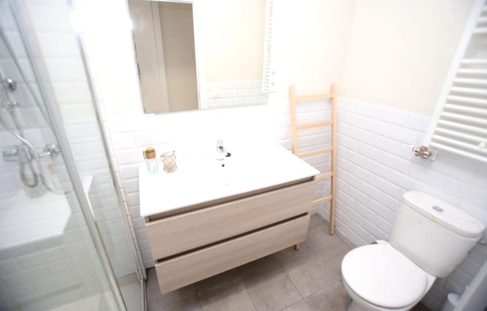 Shower, Toilet, Bathroom, towels