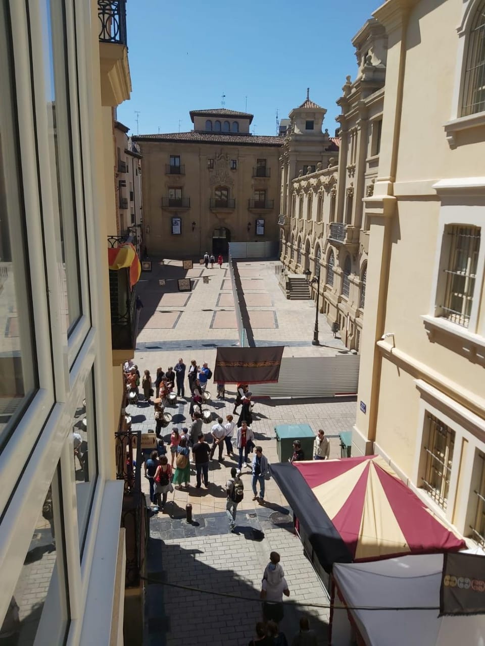 Property building, Day, People, Neighbourhood, City view, Street view, Location, group of guests
