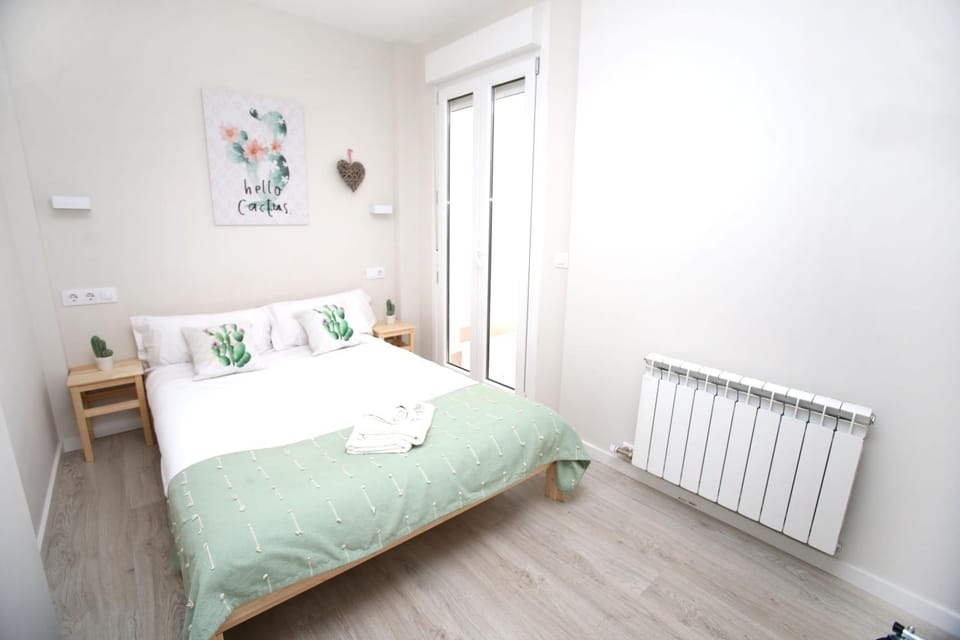 Bed, Photo of the whole room, Bedroom, internet, towels
