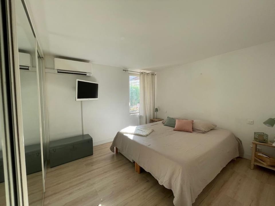 Bandol Centre Ville, port à pied T2 terrasse parking privatif couvert Apartment in French Riviera