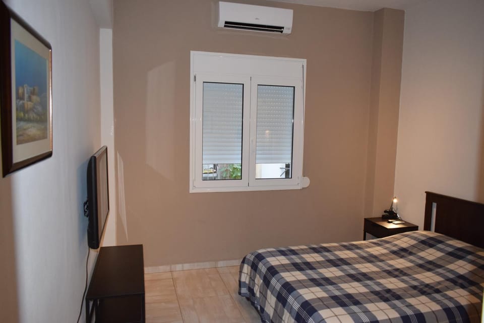 Bed, TV and multimedia, Photo of the whole room, Bedroom, air conditioner