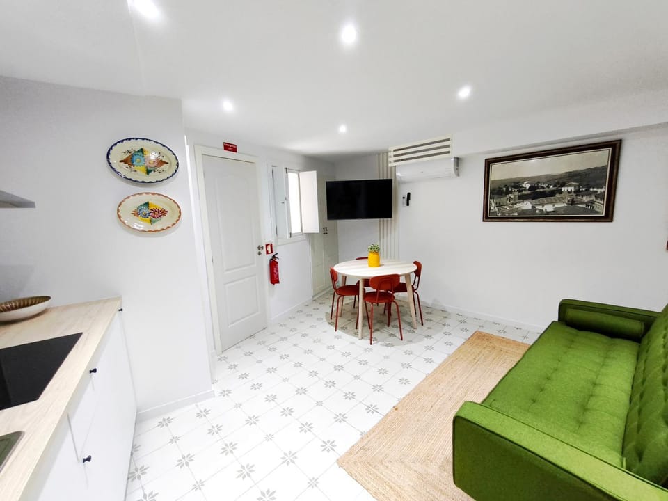 Communal lounge/ TV room, TV and multimedia, Kitchen or kitchenette, Dining area