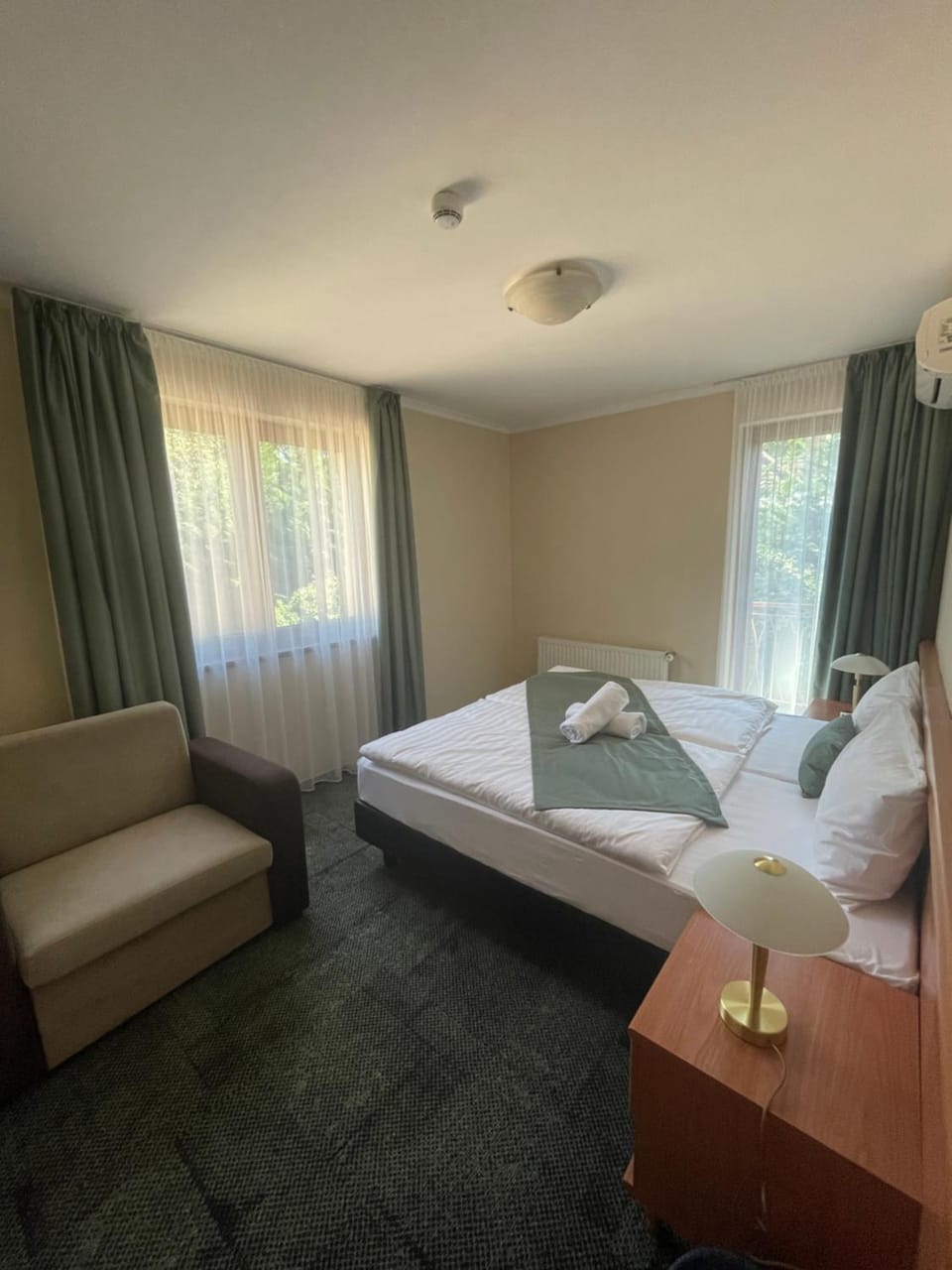 Bed, Photo of the whole room, Bedroom, towels