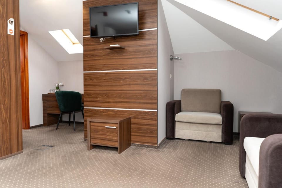 Communal lounge/ TV room, TV and multimedia, Living room, Seating area, Evening entertainment, wardrobe