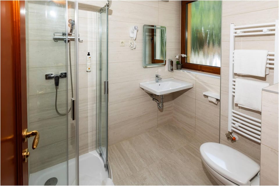 Shower, Toilet, Bathroom, towels