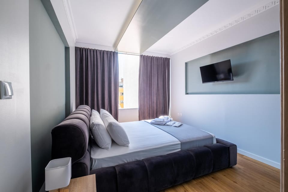 Bed, TV and multimedia, Bedroom