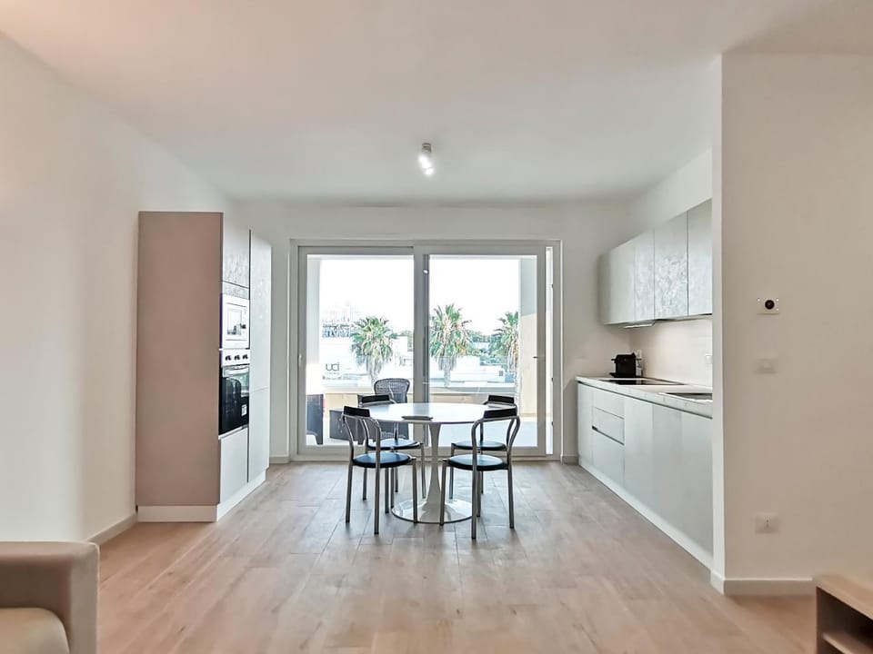 Kitchen or kitchenette, Seating area, Dining area