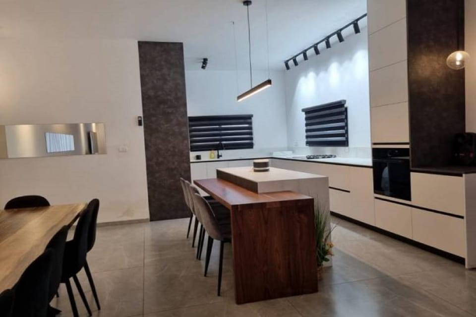 Kitchen or kitchenette, Dining area, oven