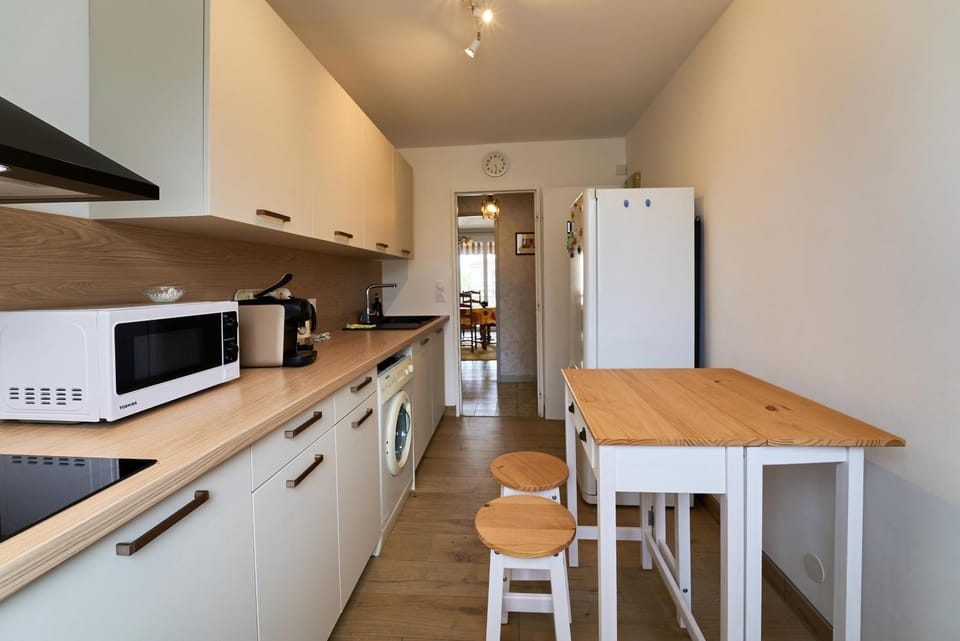Coffee/tea facilities, Dining area, stove, toaster