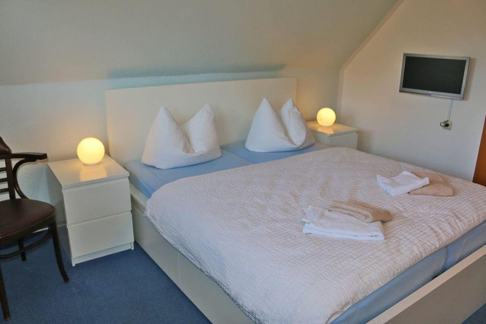 Haus-Kleist-Zimmer-1 Bed and Breakfast in Prerow