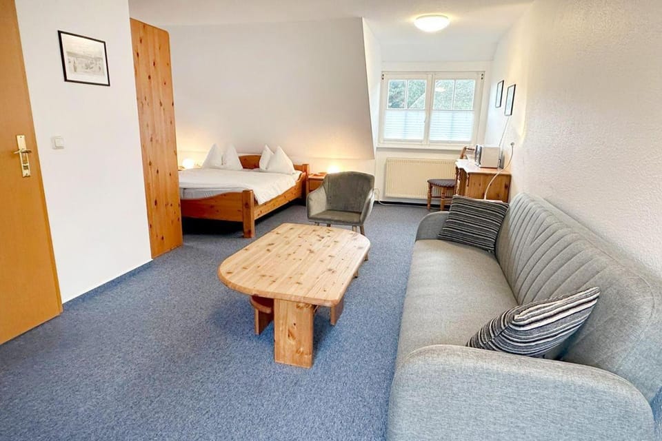 Haus-Kleist-Zimmer-5 Bed and Breakfast in Prerow