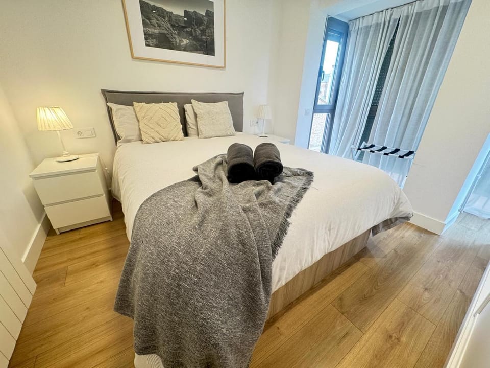 Bed, Photo of the whole room, Bedroom, towels