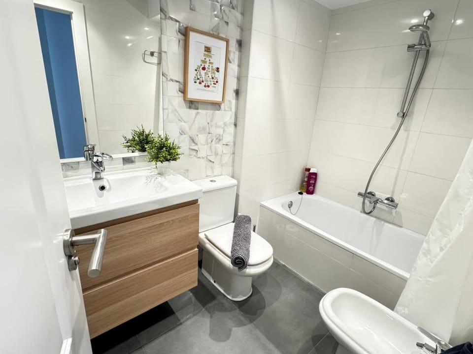 Shower, Toilet, Bathroom, Bath, bidet, towels
