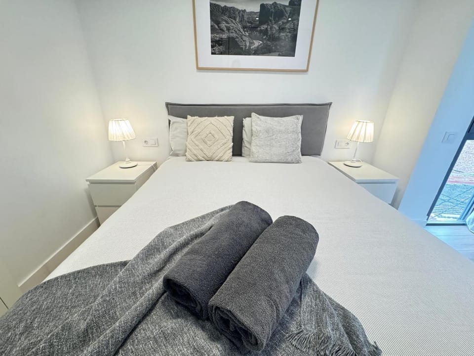 Bed, Photo of the whole room, Bedroom, towels