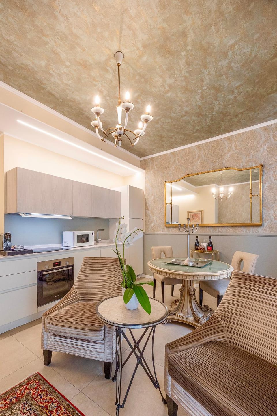 Kitchen or kitchenette, Seating area, Dining area