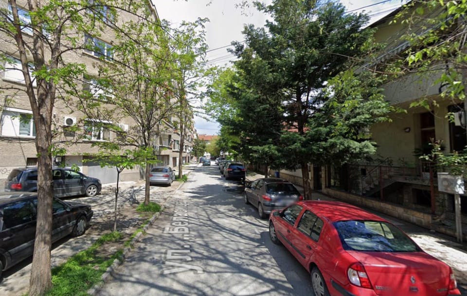 Property building, Spring, Day, Neighbourhood, Street view, Location, Parking
