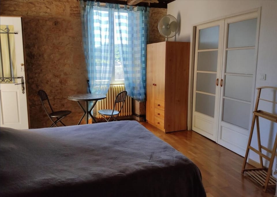 Photo of the whole room, wardrobe