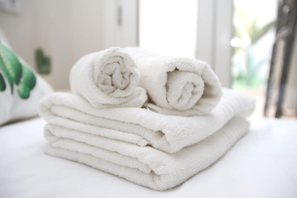 Bed, Bedroom, towels
