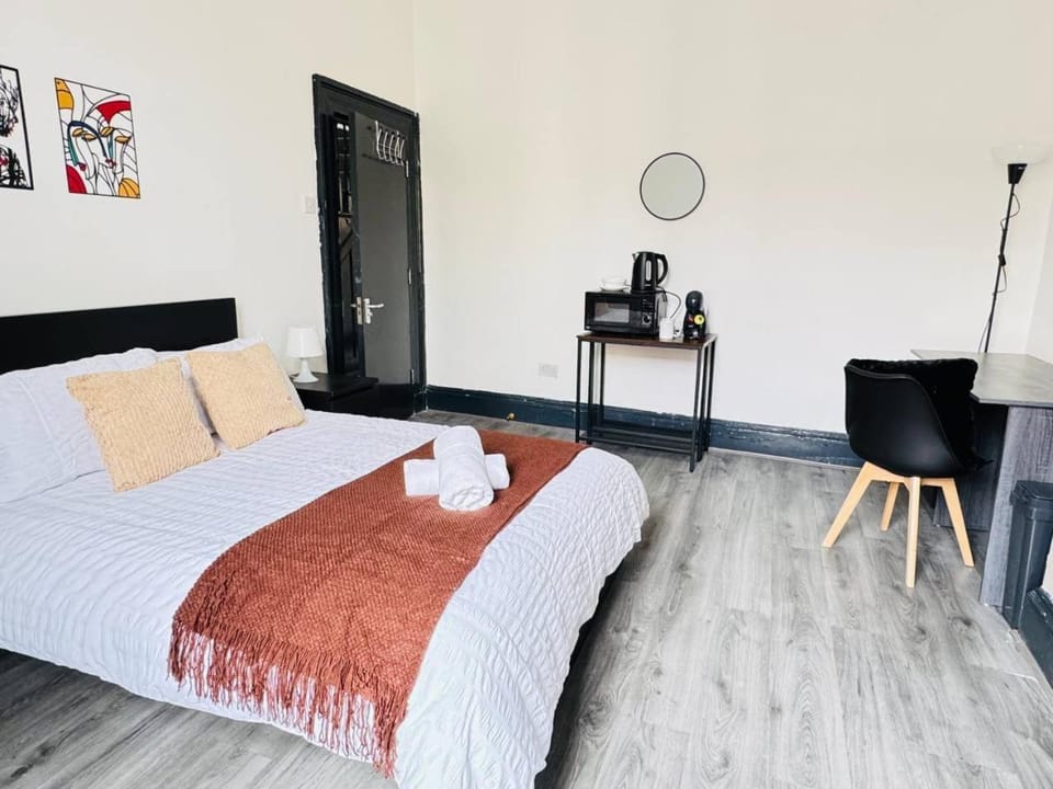 Bed, Bedroom, towels