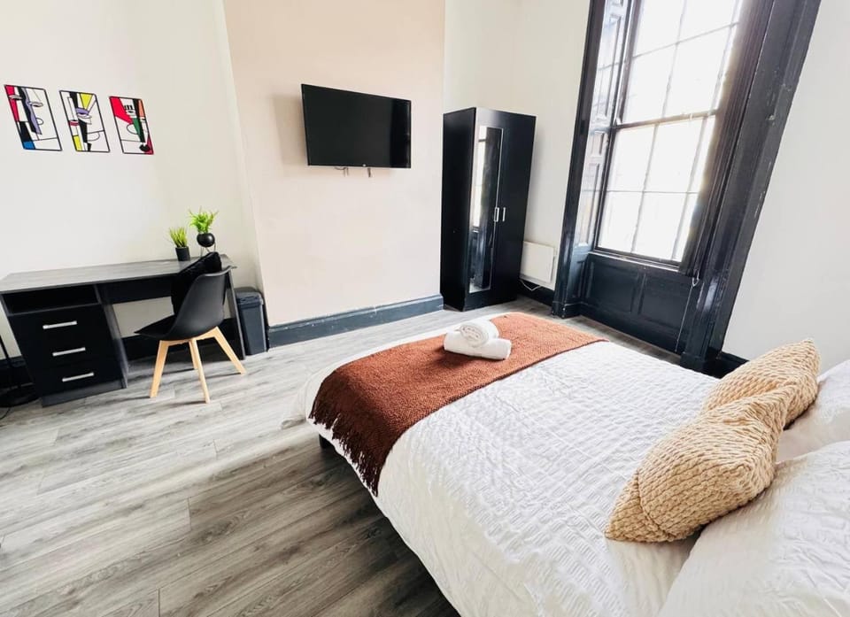 Bed, TV and multimedia, Photo of the whole room, Bedroom, towels