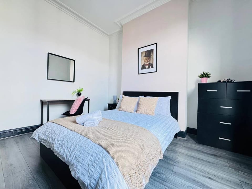 Bed, TV and multimedia, Bedroom