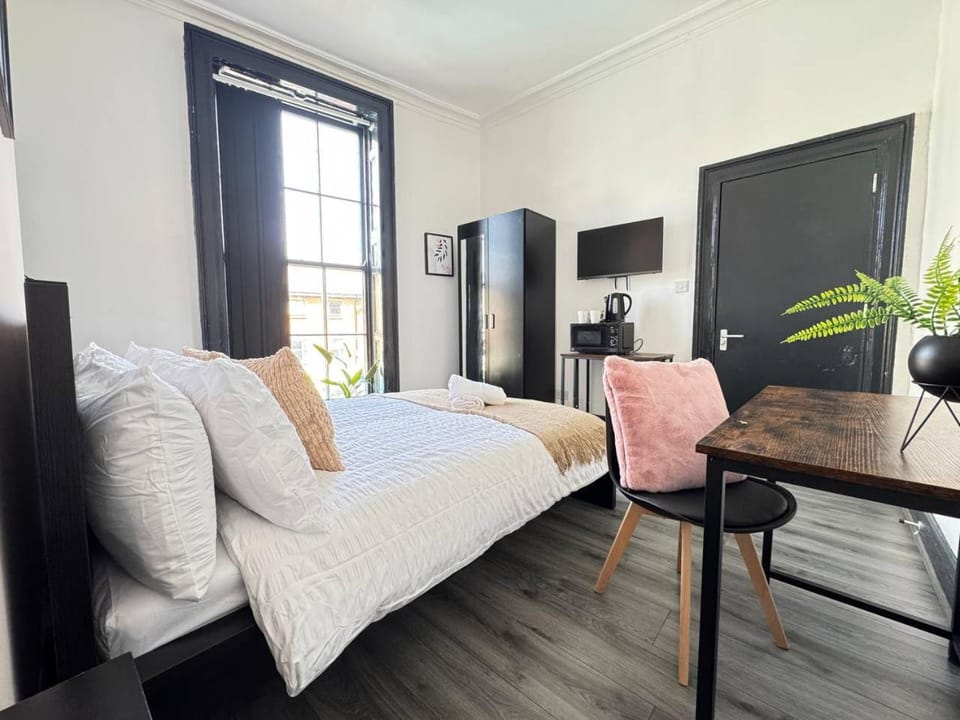 Photo of the whole room, Bedroom