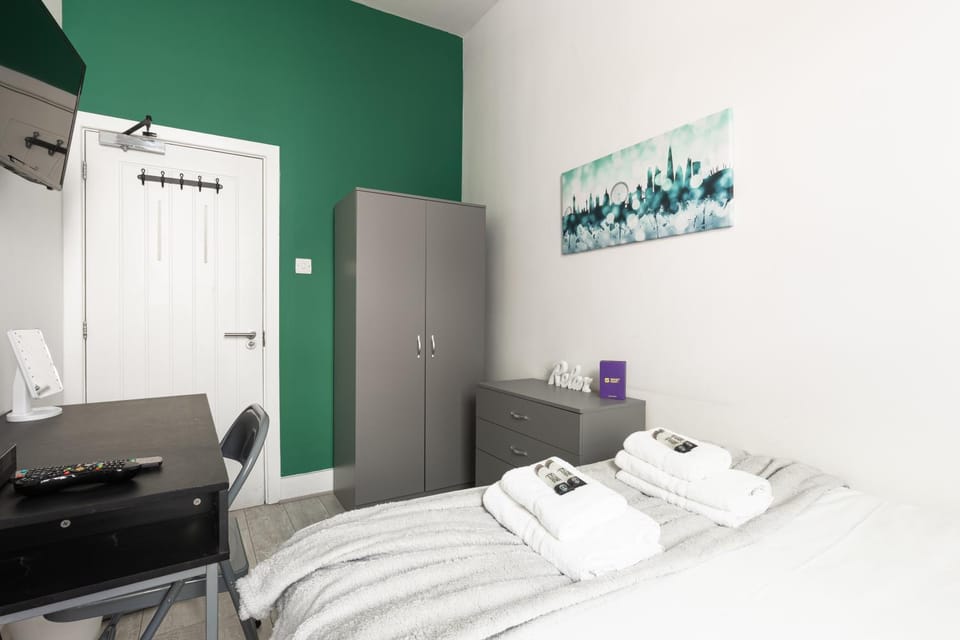 Bedroom, towels