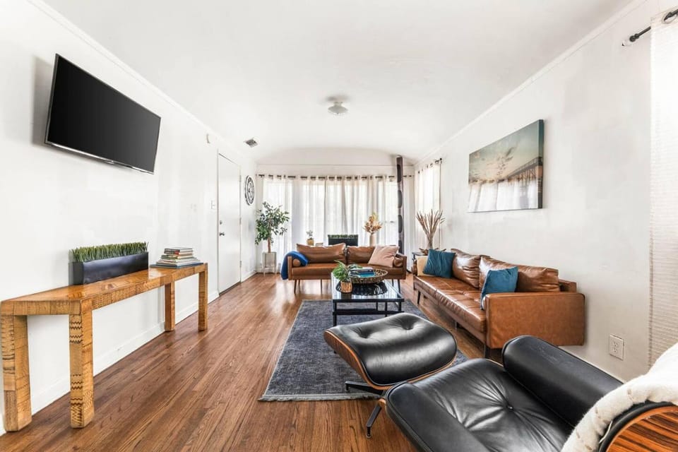 Communal lounge/ TV room, TV and multimedia, Living room, Seating area, Evening entertainment