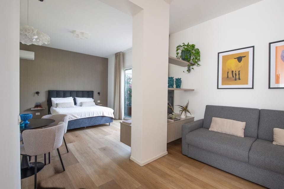Bed, Living room, Photo of the whole room, Seating area