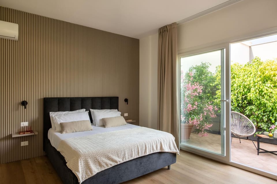 Bed, Balcony/Terrace, Garden view