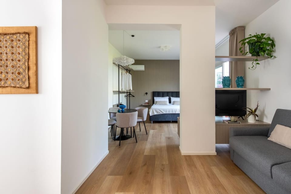 Bed, TV and multimedia, Living room, Seating area, Dining area, Bedroom