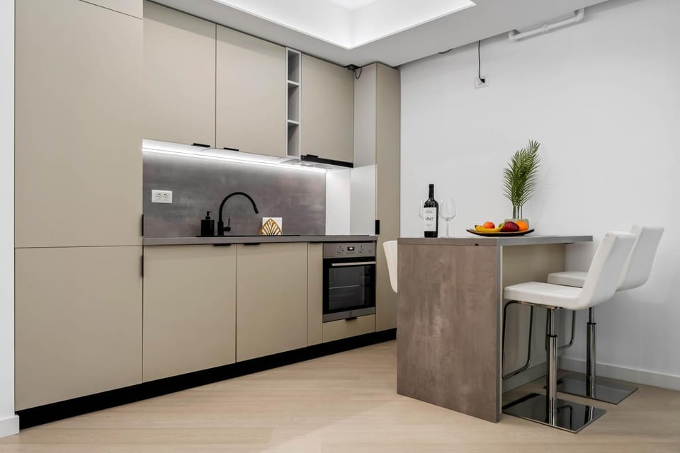 Coffee/tea facilities, Kitchen or kitchenette, oven, stove