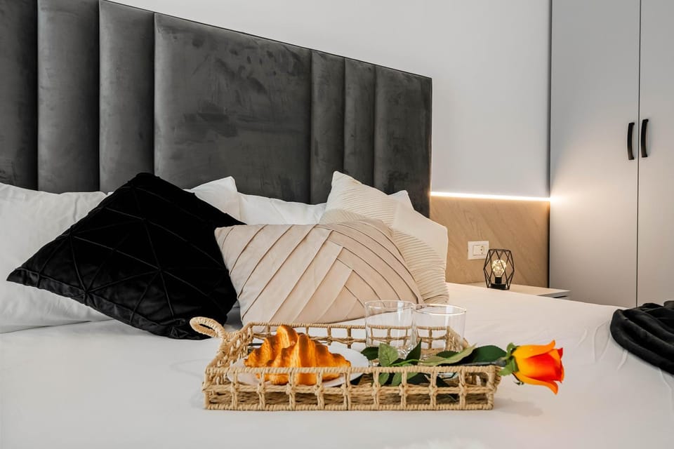 Bed, Food and drinks, Seating area, Bedroom