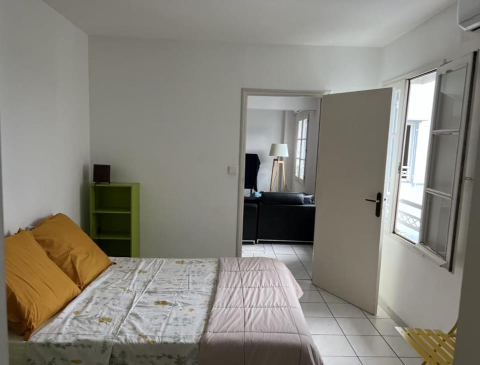T2 Downtown with Parking Apartment in Saint-Denis