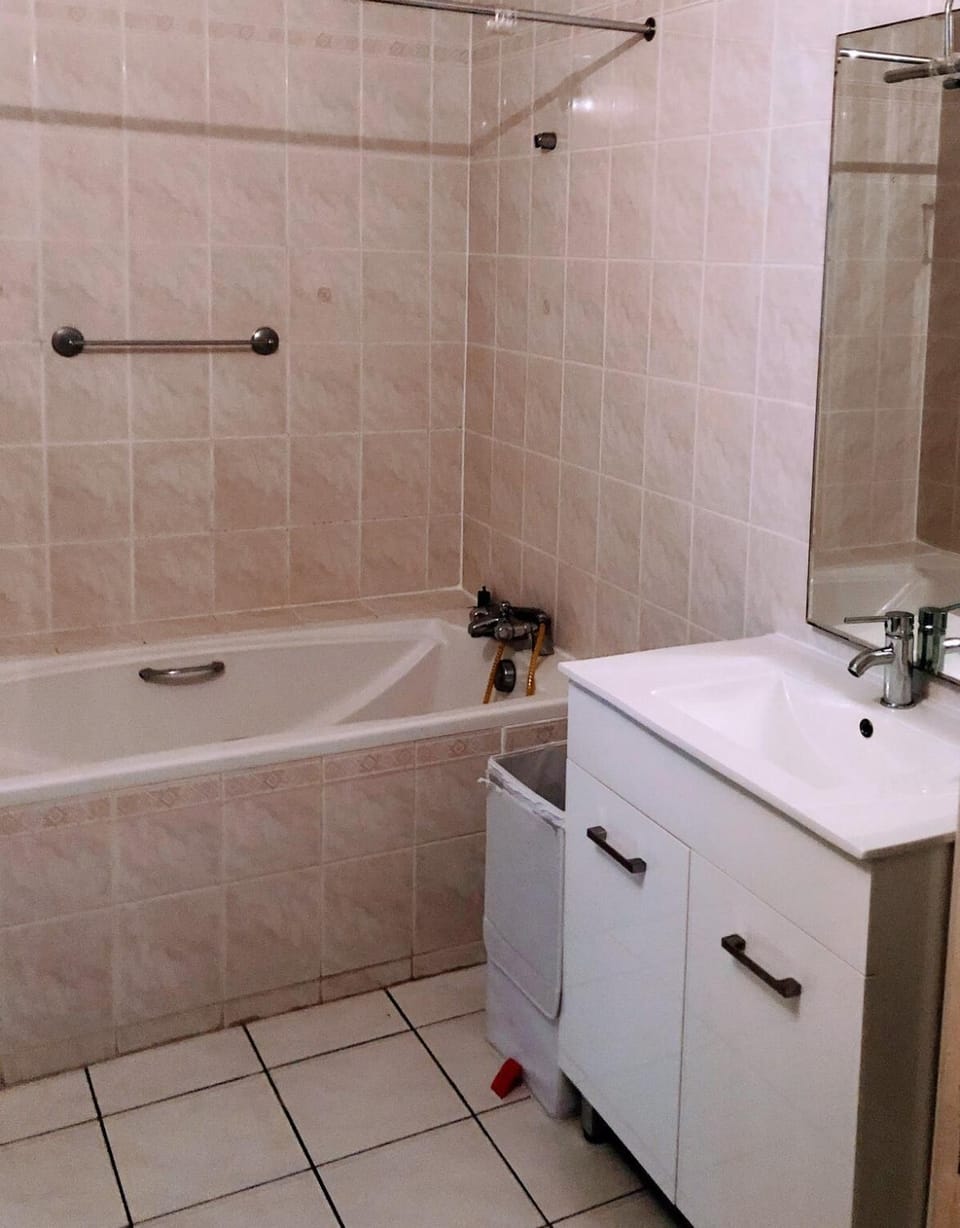 T2 Downtown with Parking Apartment in Saint-Denis