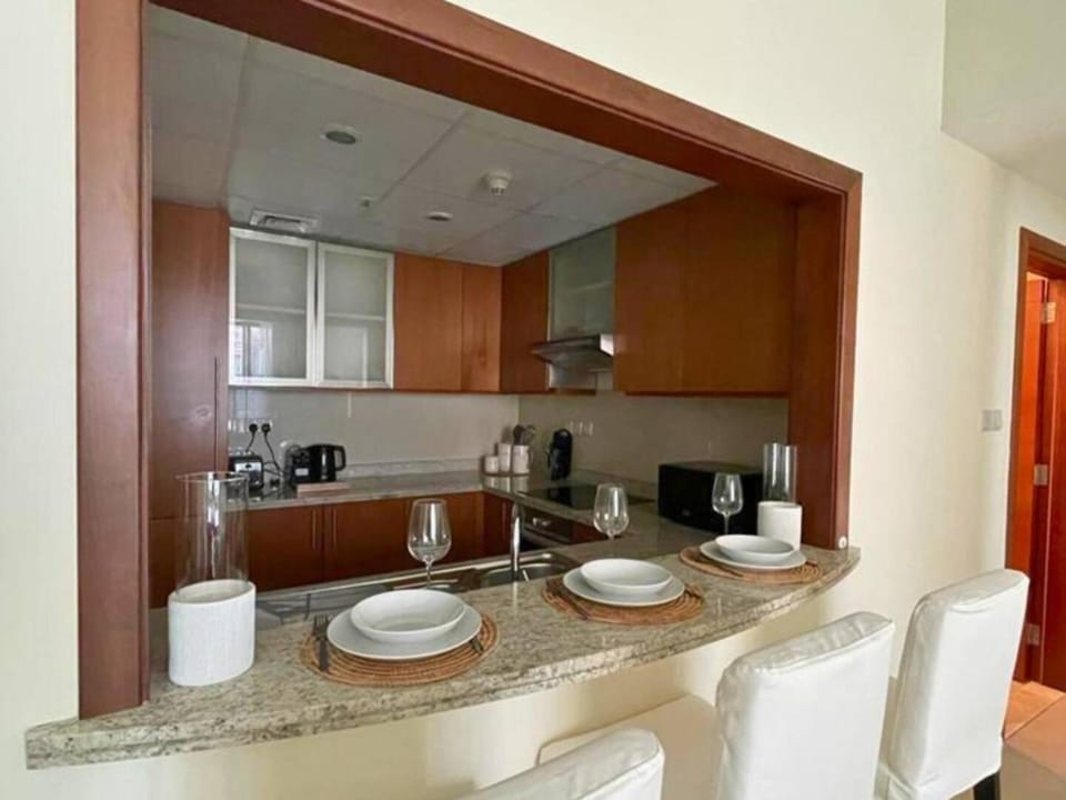 Coffee/tea facilities, Kitchen or kitchenette, Dining area, stove, toaster