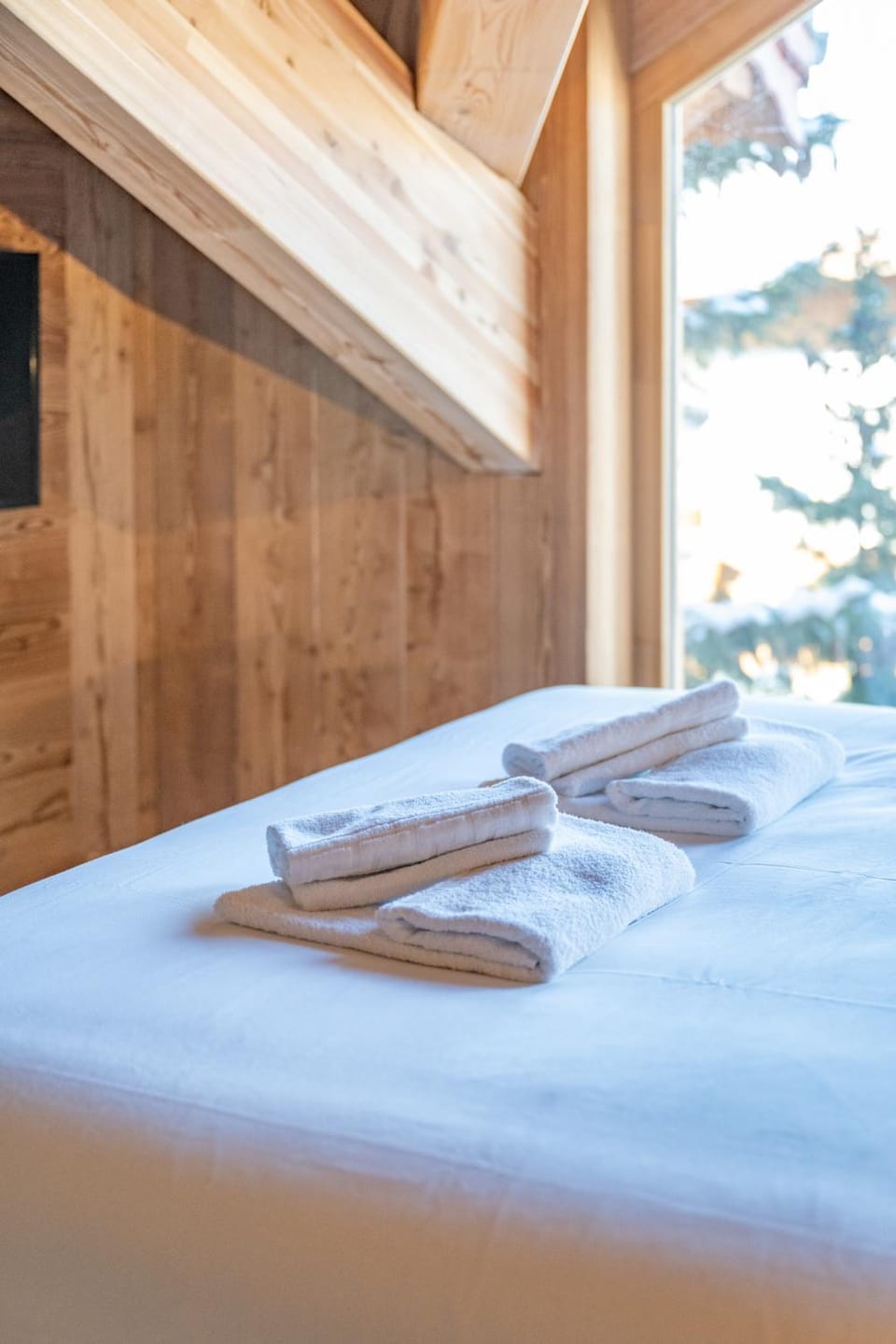Bed, towels