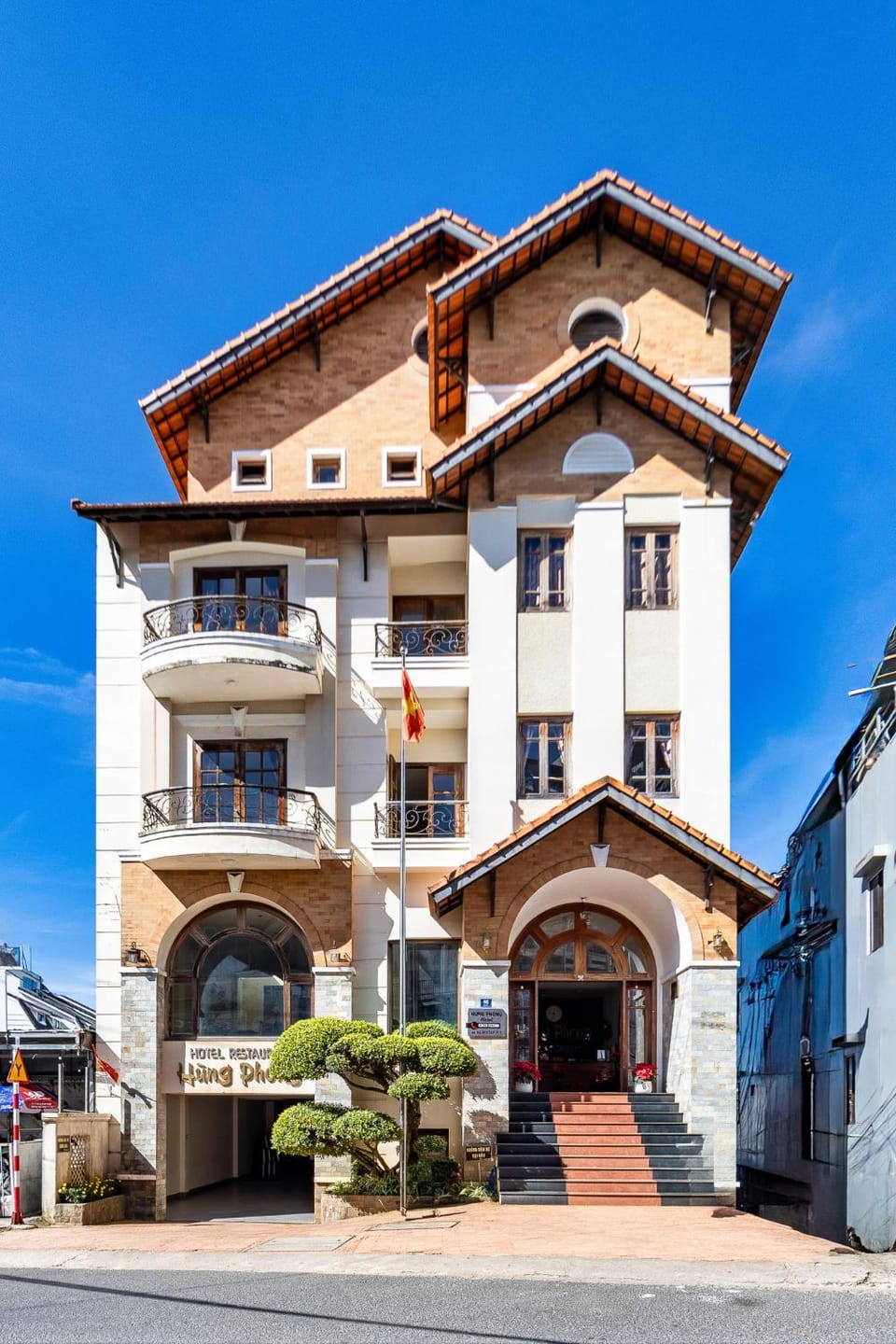 Facade/entrance