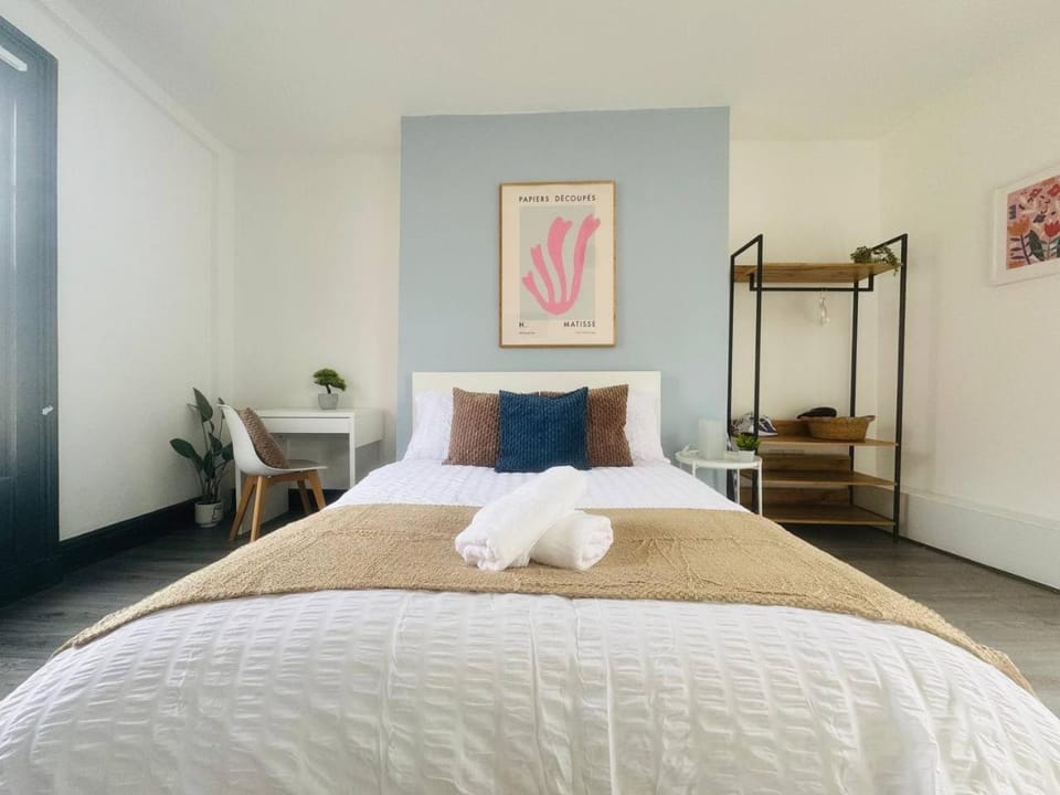 Bed, Photo of the whole room, Bedroom, towels